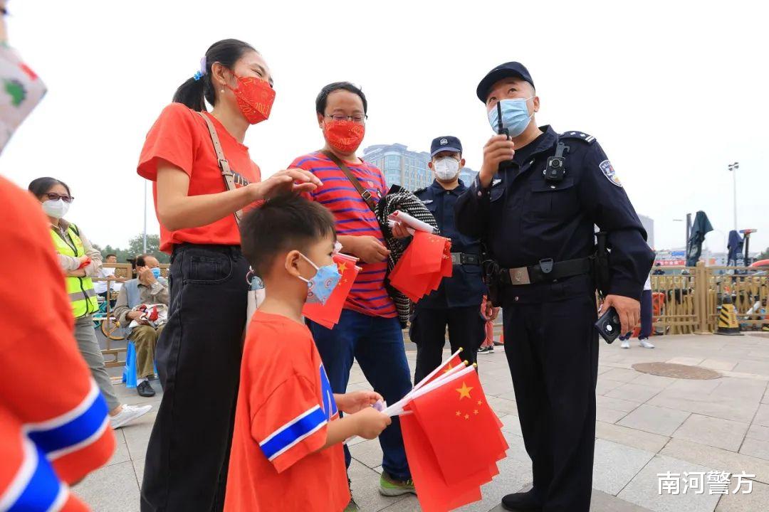 看!这是警察告白的样子~