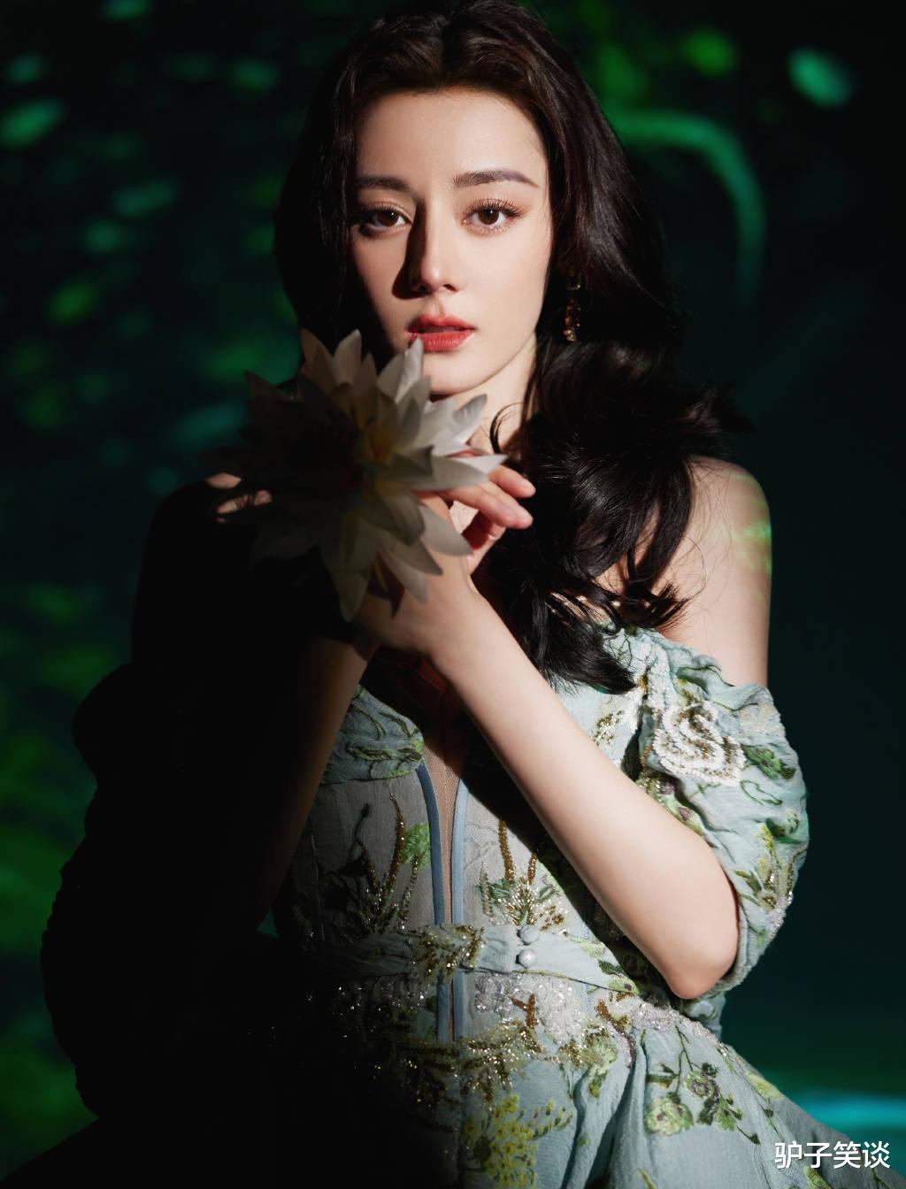 迪丽热巴|迪丽热巴直播生图美上热搜！零修图精致五官、傲人身材惊艳网友！