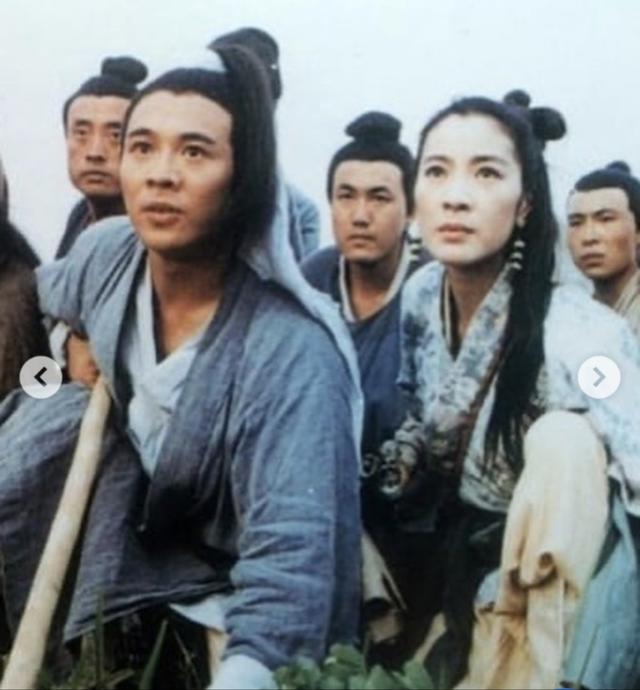 李连杰|李连杰久居国外近照回春!衣服紧绷挺大肚腩,紧搂杨紫琼感情好