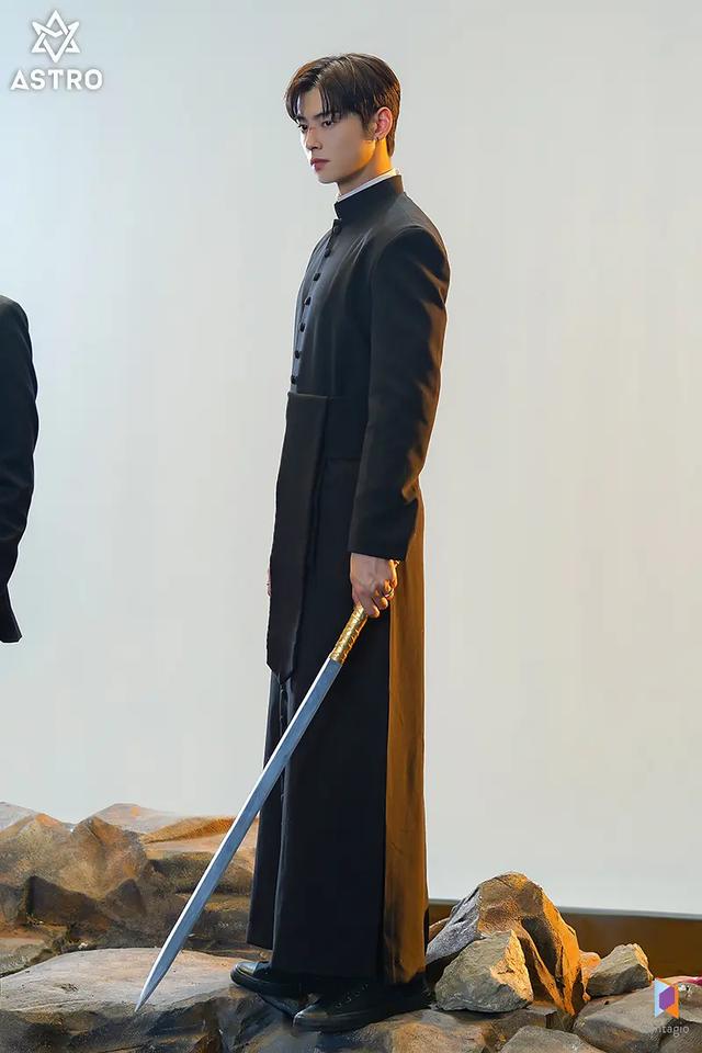 island|《Island》开年神剧，黑衣驱魔人大战恶鬼，拯救财阀家的小女儿