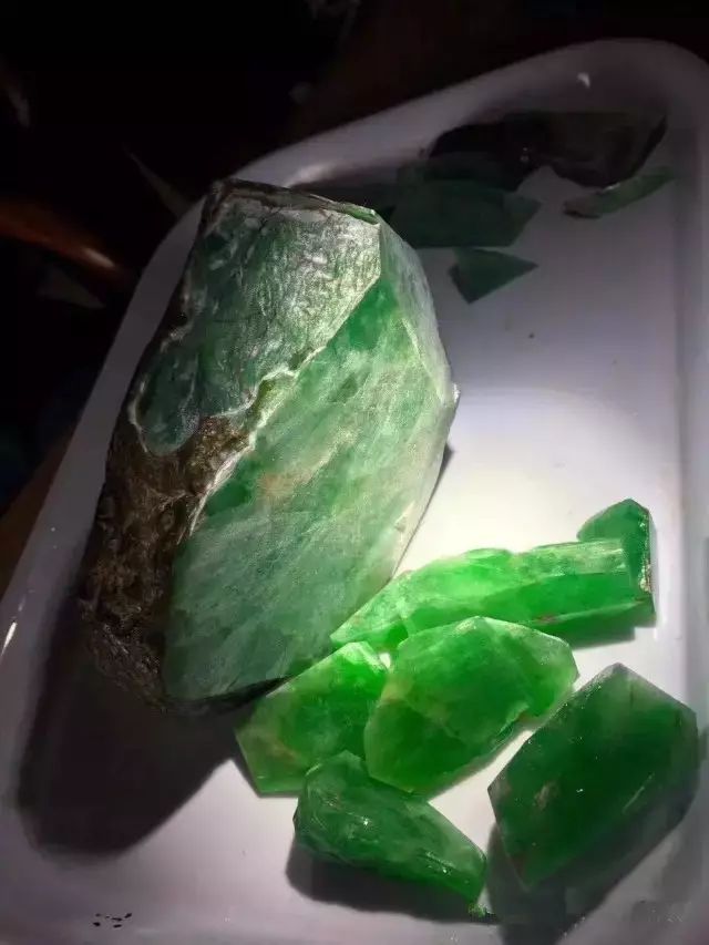 翡翠|会卡场口的翡翠原石，一刀下去切出整整一盘满色帝王绿