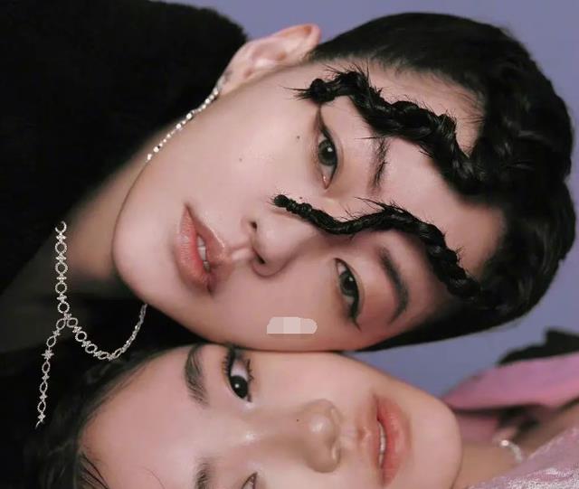 小S|小S和二女儿合体荣登11月封面,女儿眼神有点胆怯,没有大S的气场