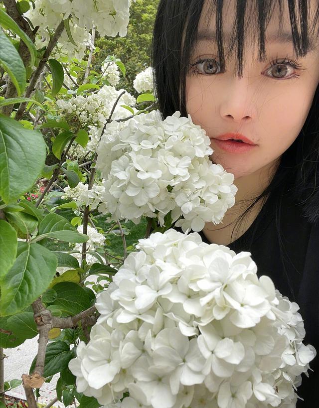 冉莹颖|冉莹颖与邹市明甜蜜晒合照，身材纤细如少女，太阳花睫毛惹关注！