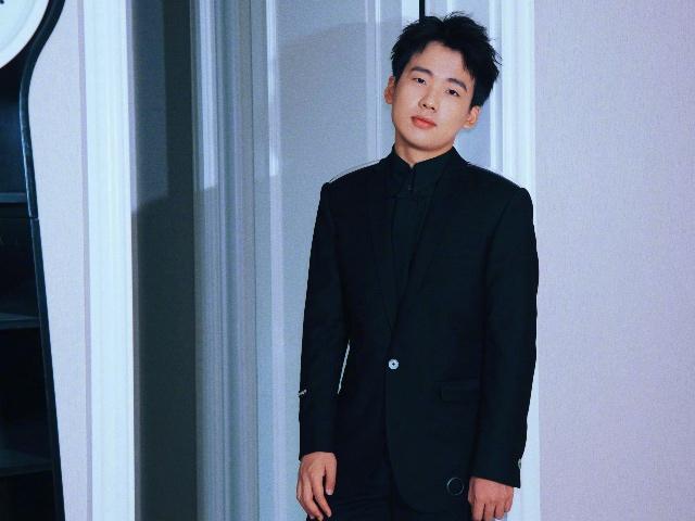 郭麒麟|郭麒麟荣登福布斯青年榜,学历被质疑,当年郭德纲为什么让他辍学