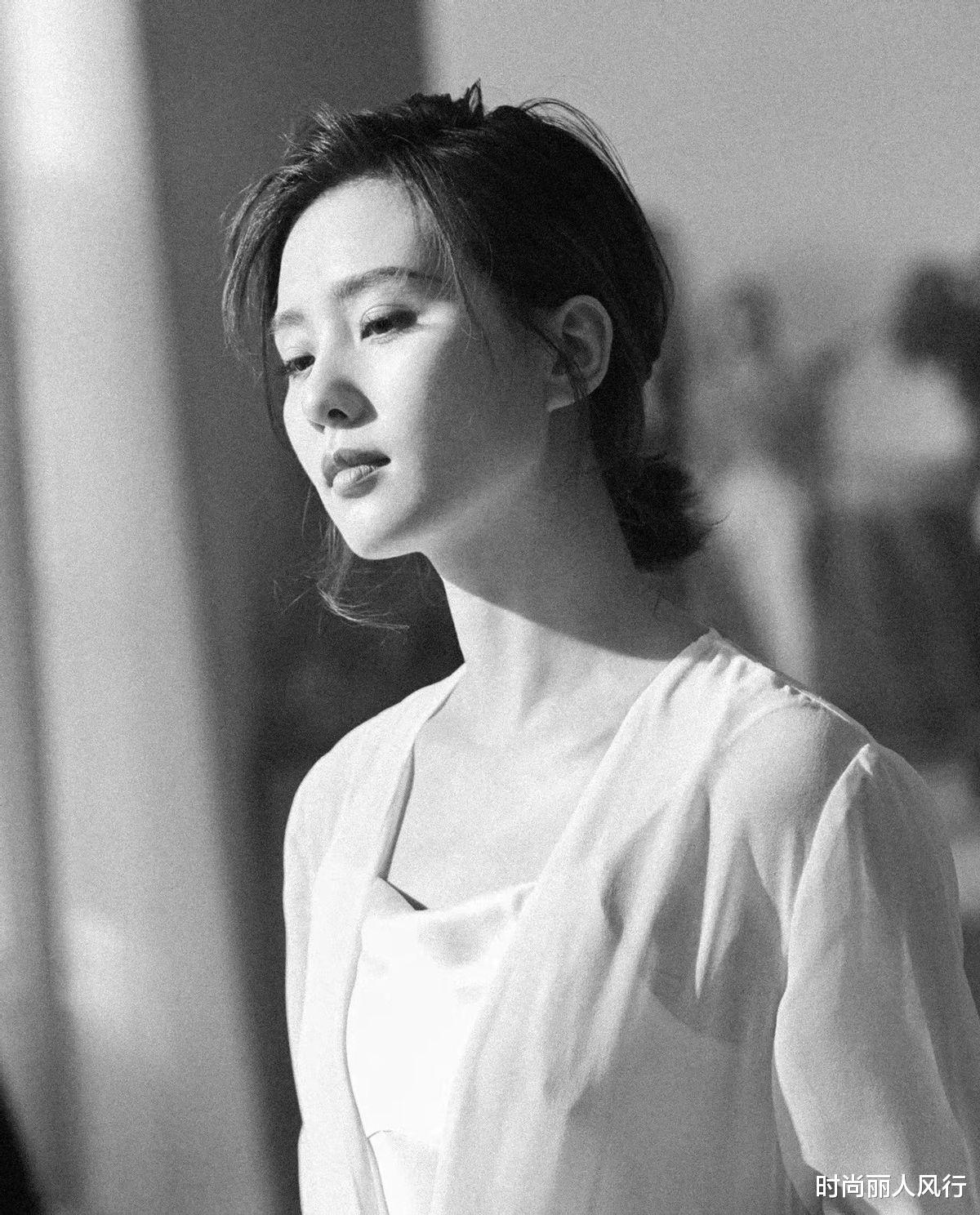 刘诗诗低调开工！一亮相就封神，穿白色梳丸子头生图状态太完美