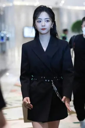 谭松韵|谭松韵帅气起来也是没谁了，和她的娃娃脸长相太有对比性！