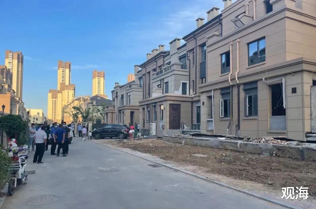 别墅|车位变绿地?高新区这个别墅小区部分地上车位被拆!