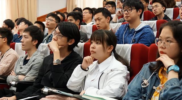 医生 清华校园有个“怪现象”，学霸聚集没有一个烫发染发，简单而真实