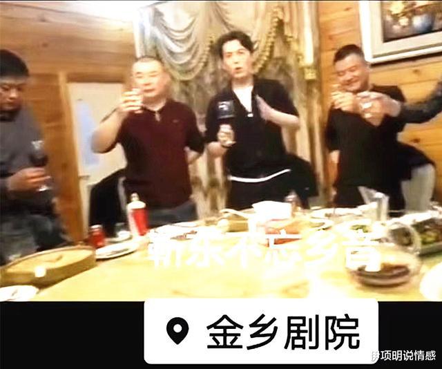 靳东|靳东回老家与参加高考的外甥女合照，网友调侃：是回来挖蒜吗？