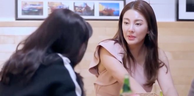 张雨绮|张雨绮罕见带着龙凤胎露面!俩助理全程陪伴,饭后与小男友甜蜜约会