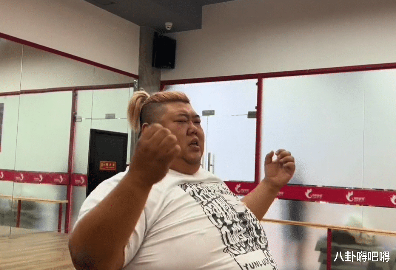 |胖猴仔为情所伤，发视频痛哭唱情歌，网友：猴嫂带着孩子跑了？