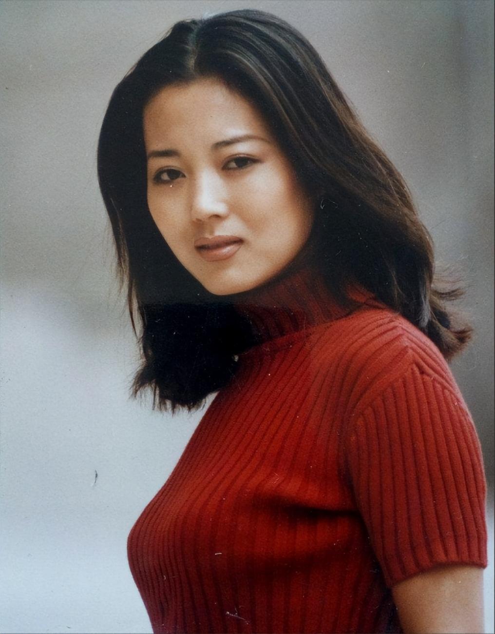 王茜华|王茜华：为演戏流产、打200多针美容针，45岁高龄生子，现状如何