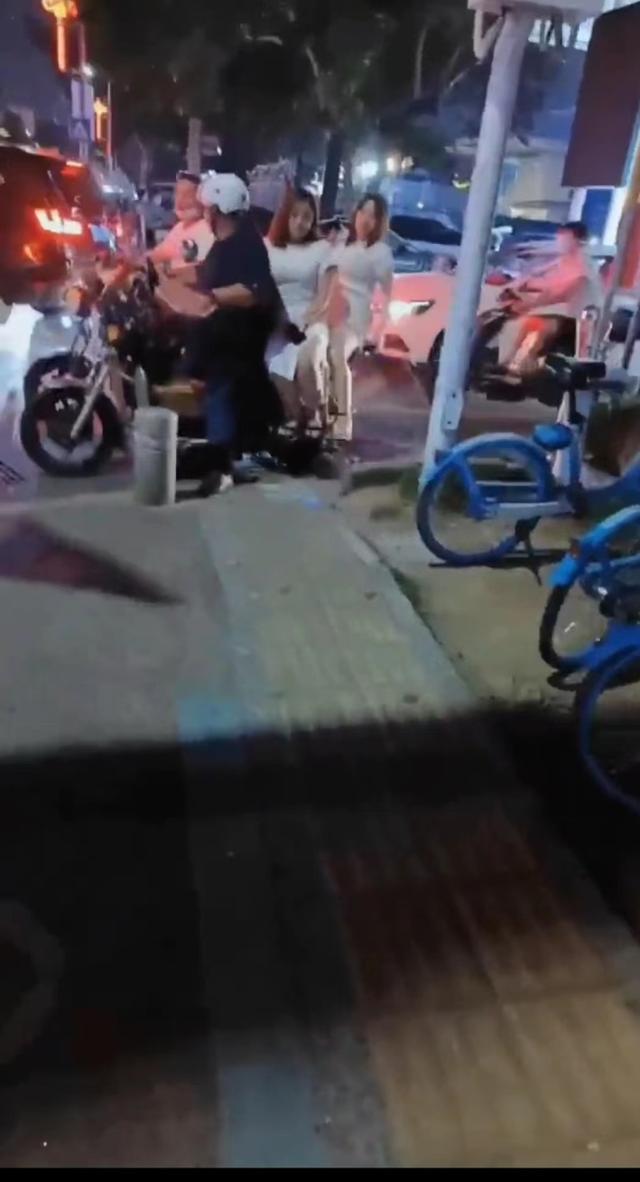两女子上大爷的摩托车,却不上小伙的车,小伙大喊:我哪里比他差
