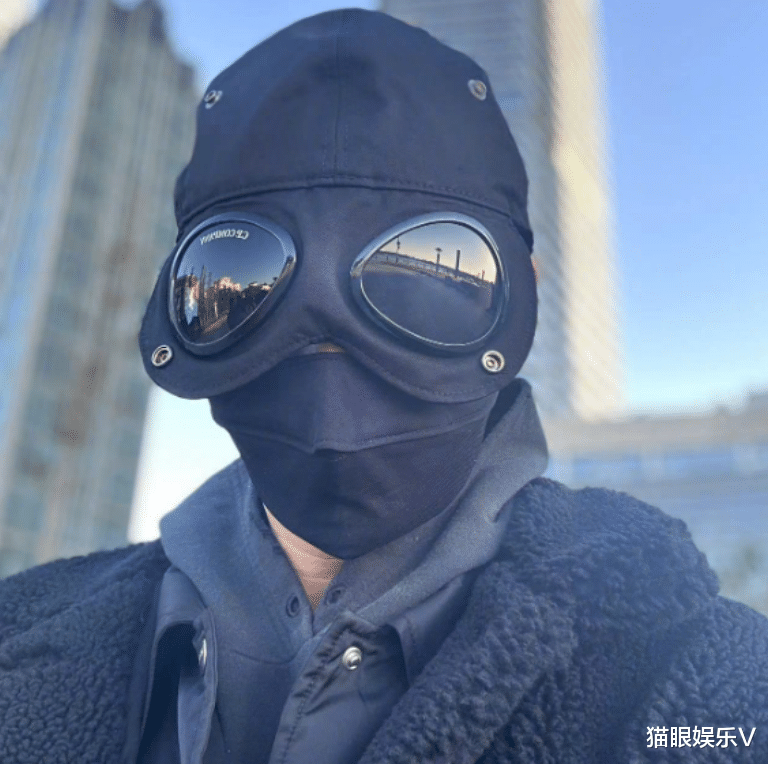 黄晓明|黄晓明低调排队做核酸,戴面具全副武装无人识,在家乡闲逛太悠闲