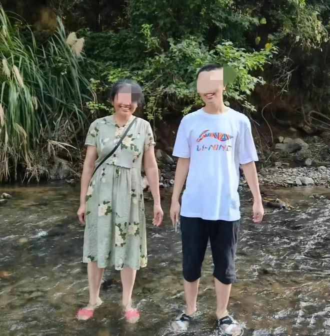 胡鑫宇妈妈呼唤儿子归来,村支书要求家属签字证实胡鑫宇去了西藏
