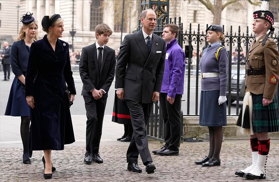 凯特王妃|苏菲王妃一家4口亮相！18岁女儿穿蓝裙亮相好美，比小夏公主惊艳