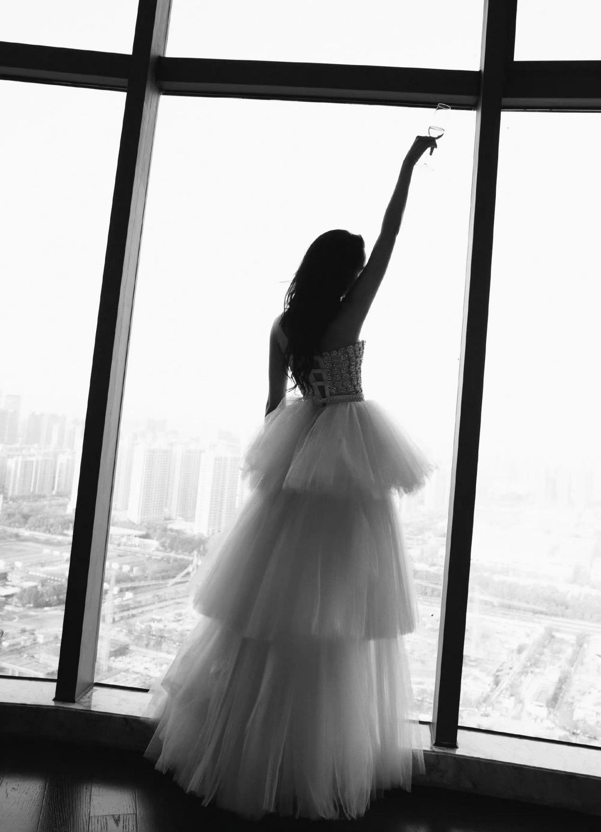 周芷若|关晓彤连登两家卫视晚会太牛了！穿抹胸裙造型封神，央视脸太惊艳