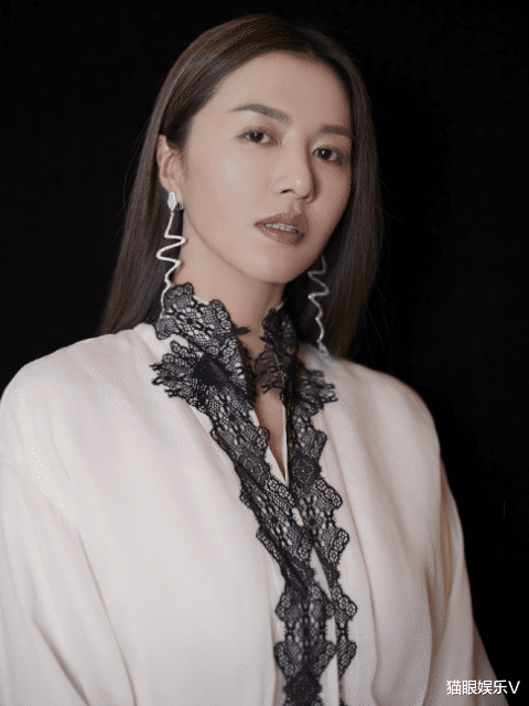 谭维维|39岁谭维维疑似当妈？与丈夫各抱一孩低调现身，路边购物接地气