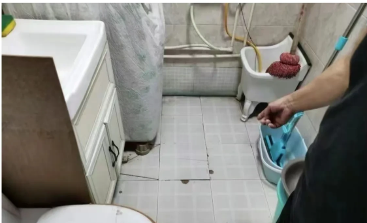 “我的卫生间才3个平方,你打个胶要8300元,这不是坑人吗?”