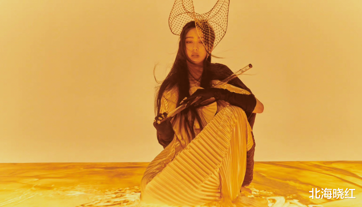 佟丽娅|39岁佟丽娅拍性感大片!趴沙子上秀美背翘臀,四肢纤细眼神风情