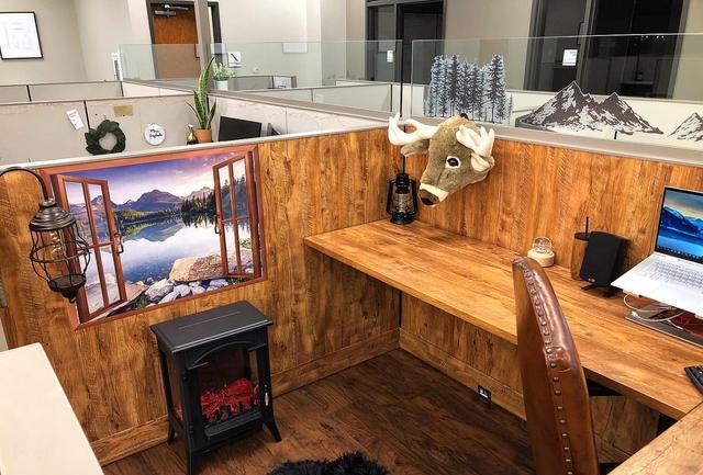 国外新员工问老板能不能装饰工位,老板同意后,万万没想到画风这么浮夸!