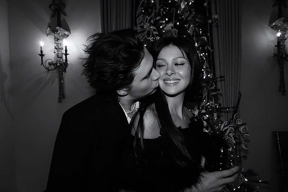 小贝|贝嫂圣诞秀恩爱不输儿媳！坐小贝腿上亮相太少女，儿媳被大布亲吻