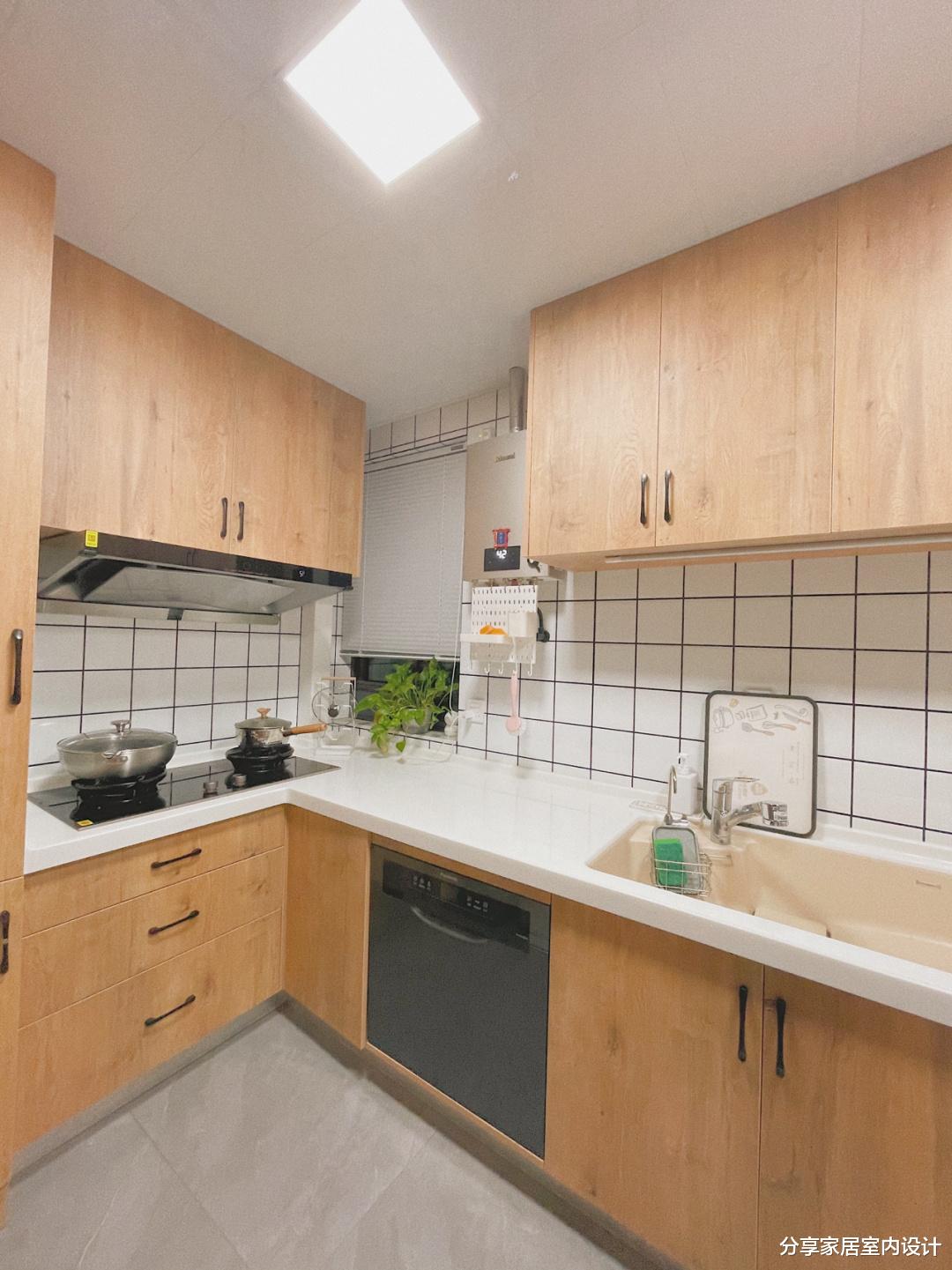 温馨的原木小三房,全屋极简实用,生活太精致了,给大家分享一下