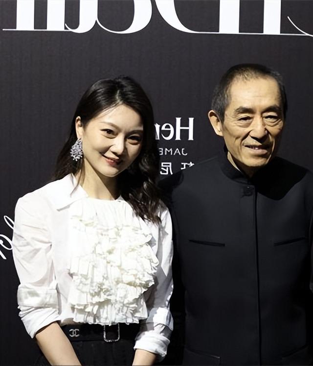 张艺谋|张艺谋娇妻罕露面，穿5万衬衫配3万8半裙优雅高贵，气质不输明星！