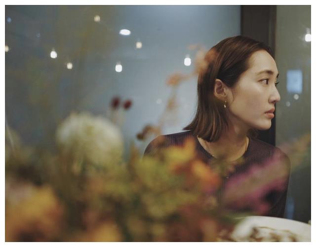 余文乐|王棠云晒庆生照，被丈夫搂入怀中，40岁余文乐颜值状态大不如从前