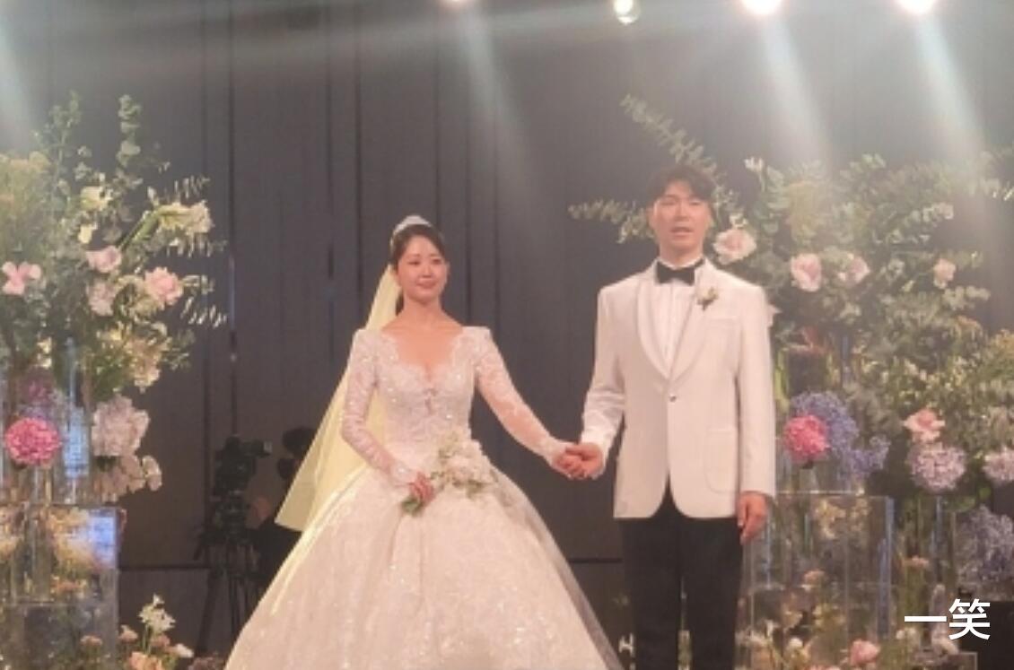 张天爱|52岁朴秀洪大婚，甜娶小29岁妻子，婚礼现场曝光，父母狠心缺席