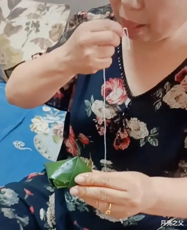 杜新枝|杜新枝分享包粽子的视频，又被网友嘲讽！