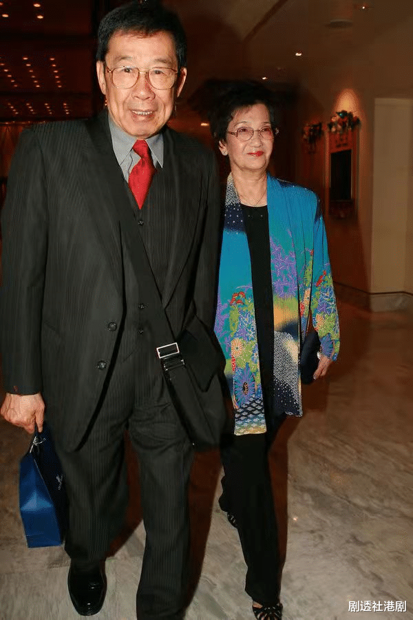 TVB|90岁大寿!TVB老戏骨获好友送金寿桃蛋糕庆祝,与太太恩爱数十载