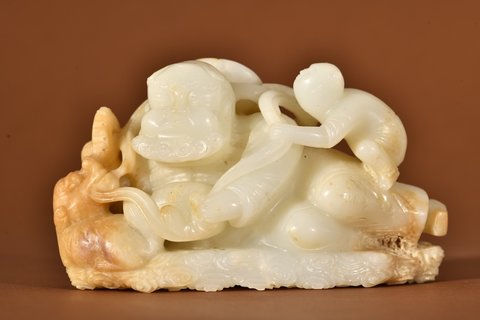 |清代 和田玉罗汉戏狮摆件