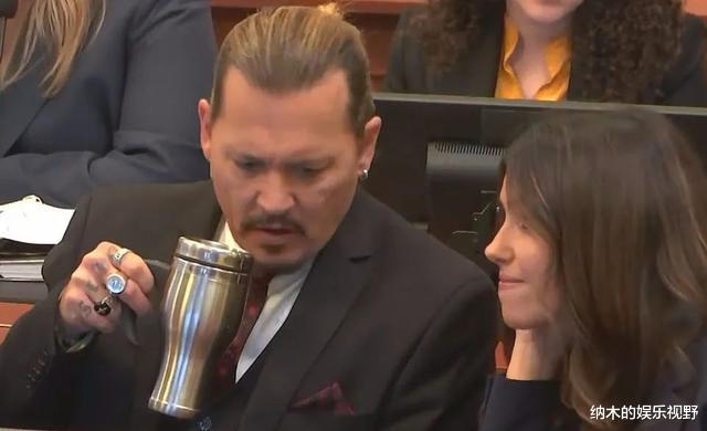 律师|德普疑似和女律师热恋？两人举止亲密，网友：她按艾梅柏地上摩擦