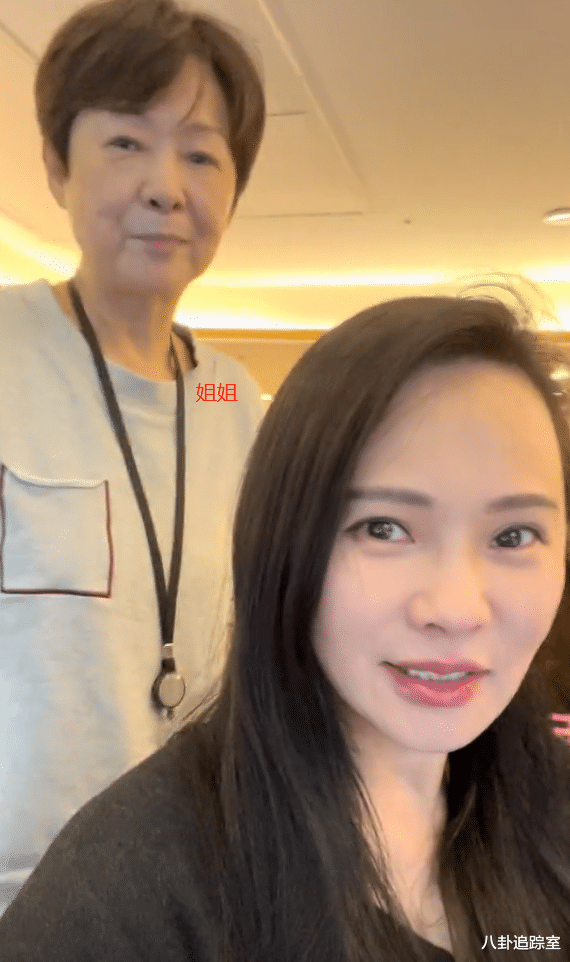 伊能静|伊能静回娘家,与妈妈姐姐同框像三代人,自曝美颜秘籍被赞高情商