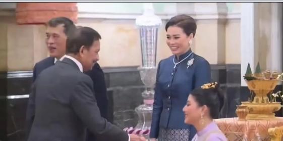 泰国二公主佩戴黄金王冠,不给同场的苏提达面子,王后微笑旁观
