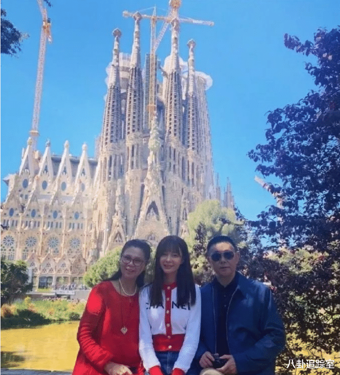 Angelababy|沈梦辰带父母打卡圣地，未见杜海涛踪影，左手婚戒已取下被劝离婚