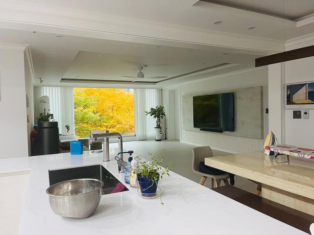 一进门就被这家的落地窗迷住，好看到移不开眼，新家一定跟着学！