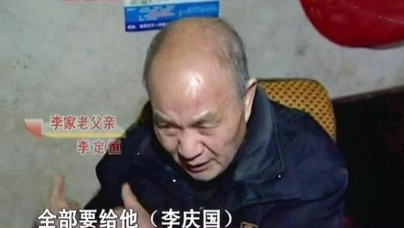 老人拆迁分5套房，儿子三套，两个女儿各一套，儿子不满暴打母亲