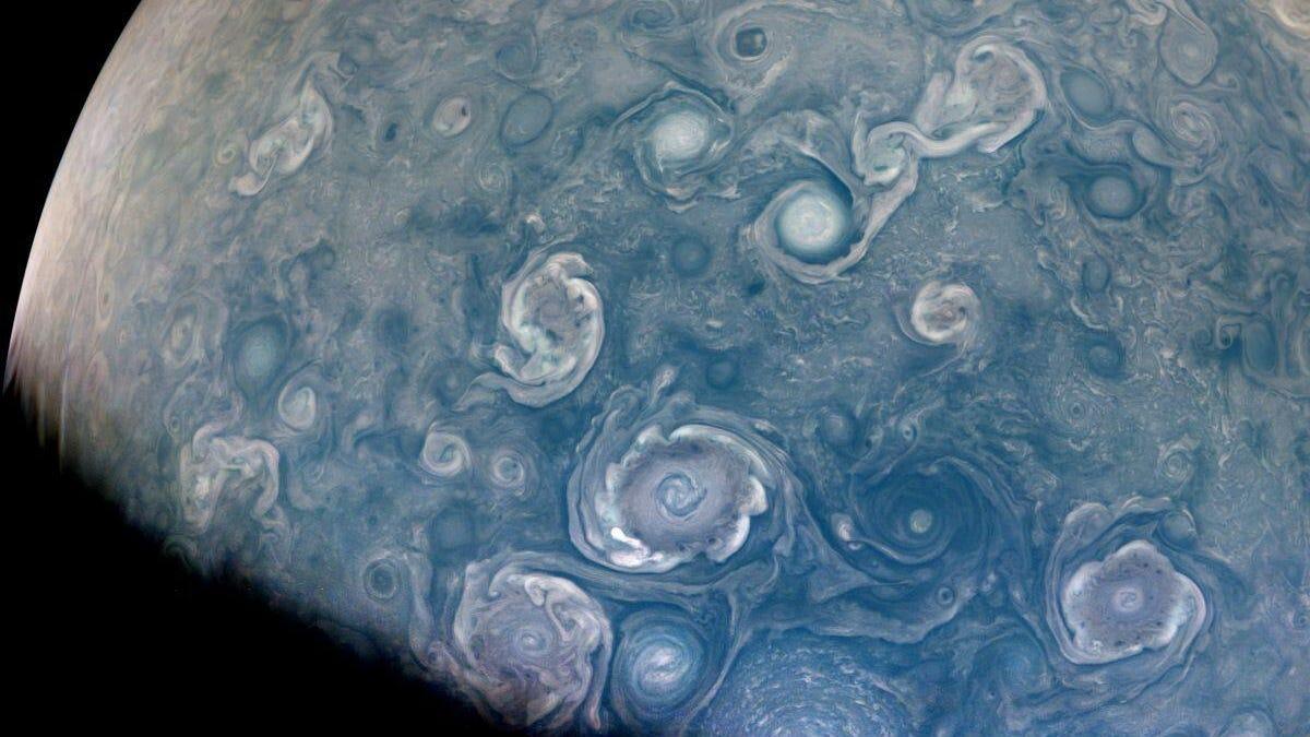 美国NASA航天器拍摄木星北极附近的水彩漩涡