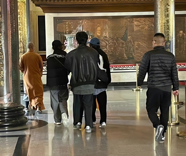 Angelababy|杨颖现身峨眉山祈福,不戴口罩引争议,网友:上海封控她怎么出来的?