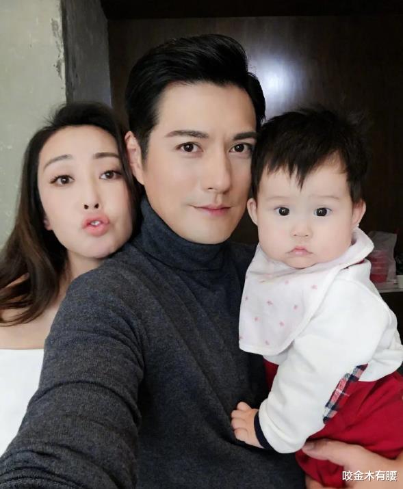 杜若溪|严屹宽妻女影楼拍古风照,杜若溪持剑似侠女,女儿胖嘟嘟超可爱