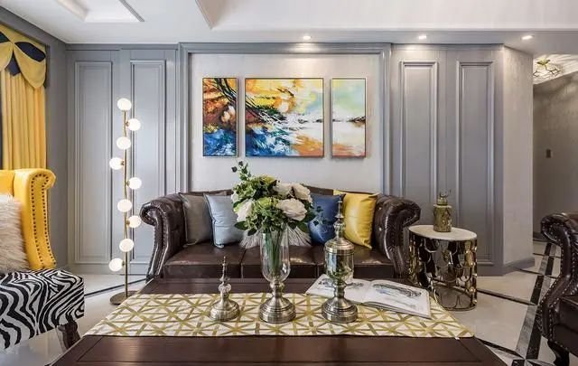 138平三居室没有玄关进门就是客厅,蓝灰色收纳柜,看起来很有质感