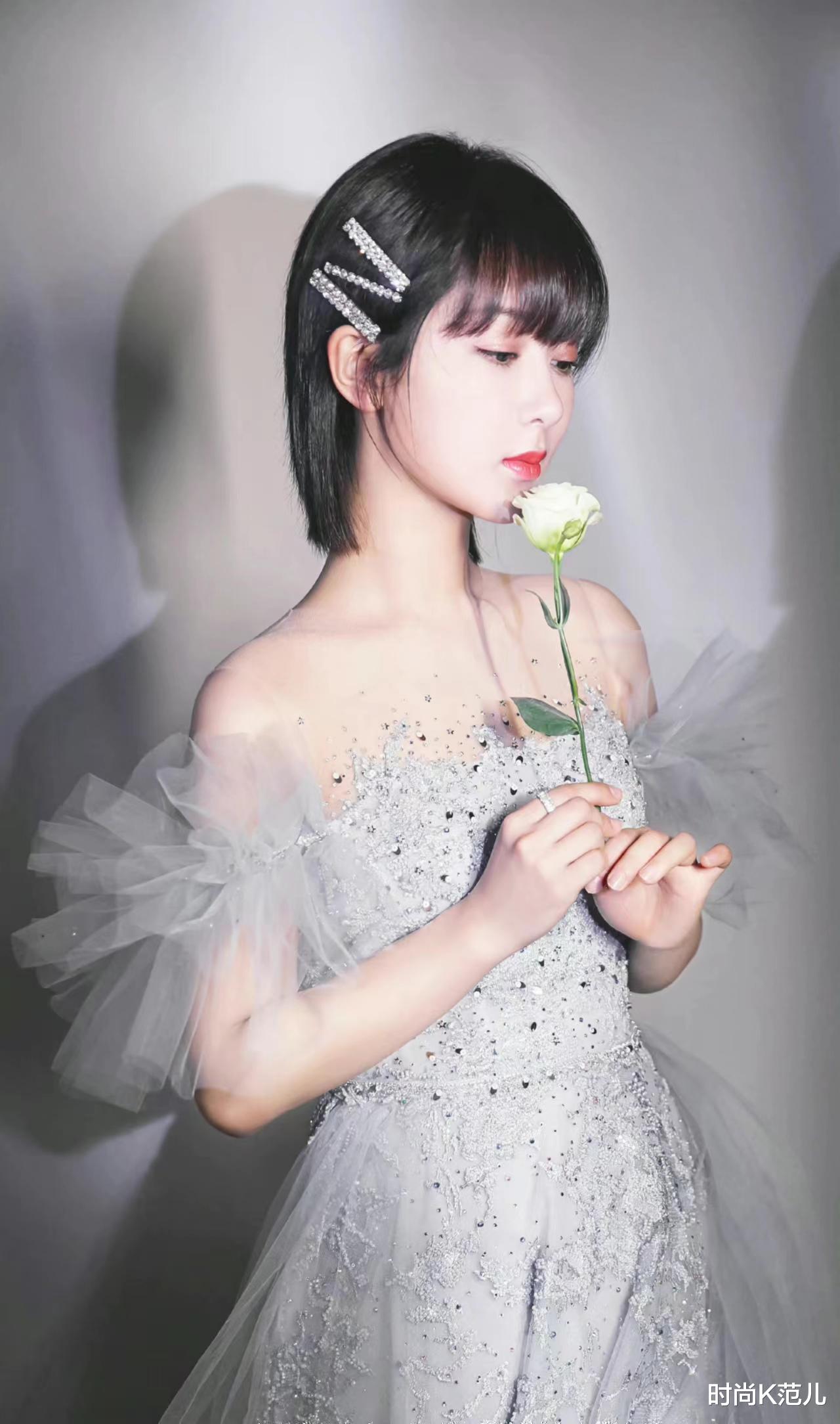 绽妍 杨紫终于换发型，及腰长发更显气质，穿白色套装优雅又大方