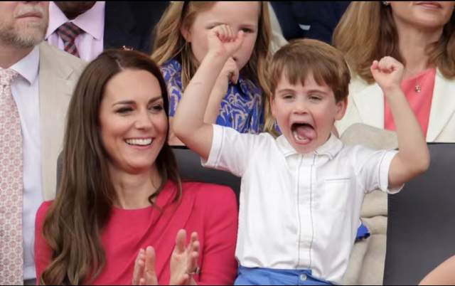 威廉|路易小可爱吃瘪！求糖果不得要抱抱，小儿子太会撒娇，凯特心化了