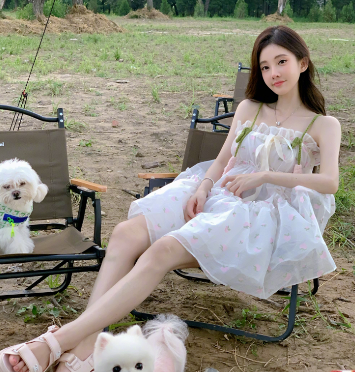 冯提莫|七夕节，31岁女主播冯提莫晒外出游玩照，五官变化明显被嘲换头怪