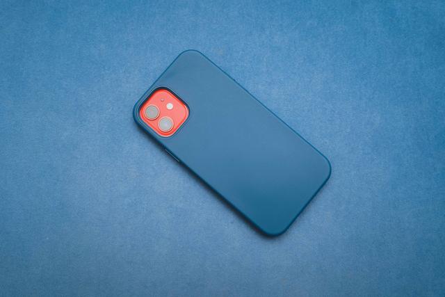 小米科技|苹果手机壳还是隔代香，扎克iPhone12 MagSafe 认证素皮手机壳体验