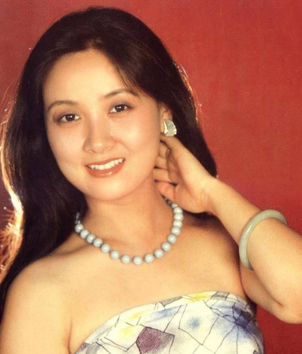 邓婕|64岁的邓婕，分手协议成她一生的痛，养女长相越长越像张国立