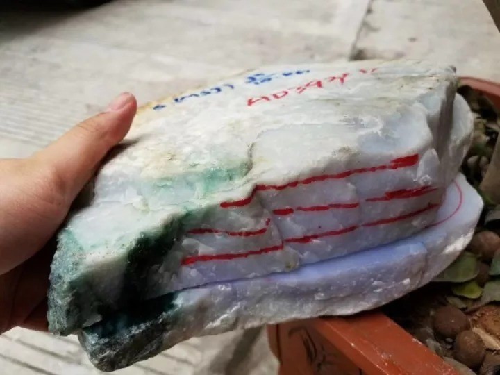 翡翠|白盐砂原石如何才能切涨，翡翠行家教你一招，简单实用