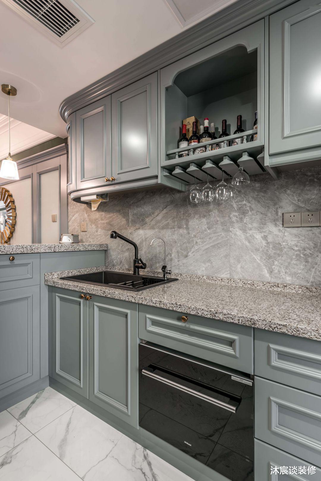 她不要“网红”风格，新家装成经典美式风，到处透露着休闲的浪漫感